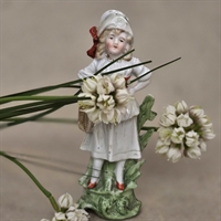 vintage-damefigur-hvidt-toej-brunt-bredt-baelte-hvid-hat-porcelaen-